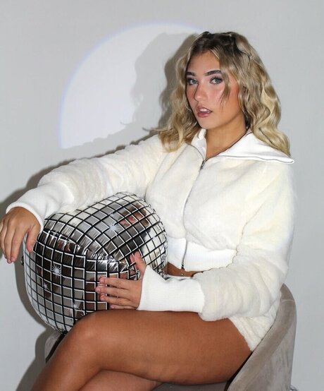 curvy xxx onlyfans exclusive image