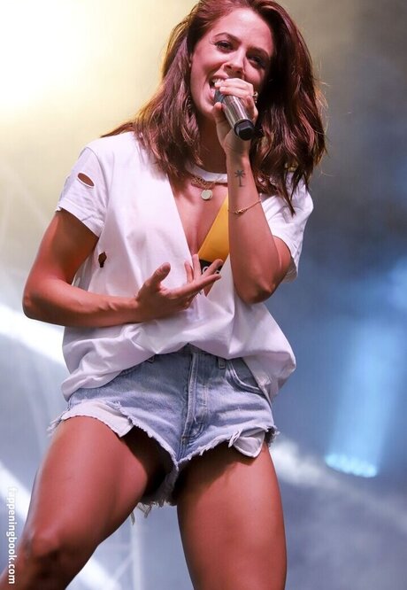 OOPS Deutsch nude model pic