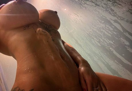 Hellenneverstop model sexy picture