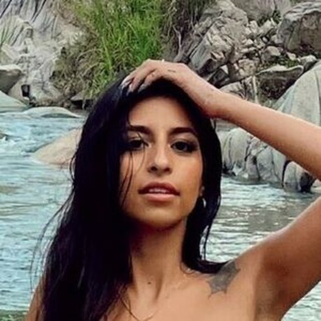 Queenneedy model top picture