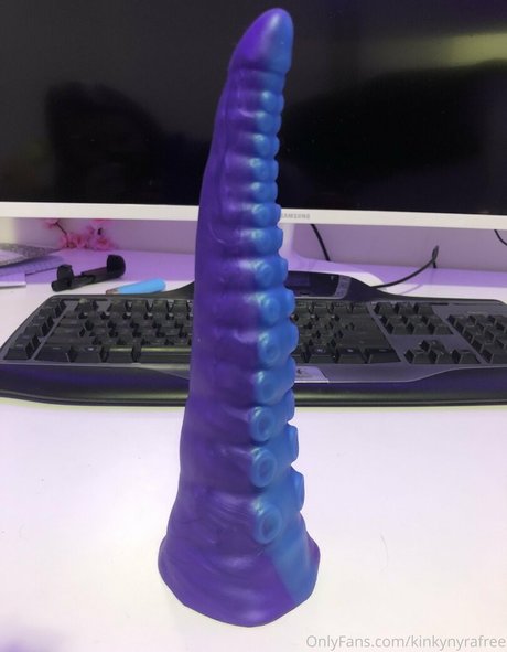 kinkynyrafree art actress galleries