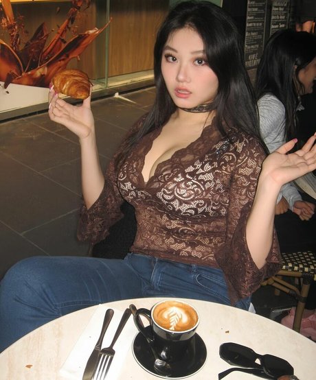 Vicki Mranrr naked pornstar img