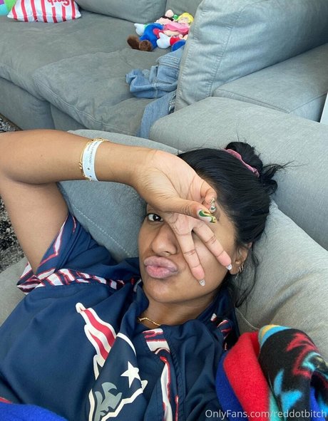 Reddotbitch model top pic