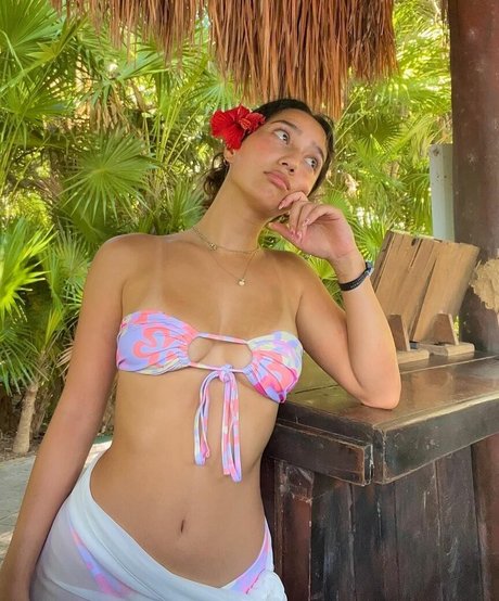 Sabrina Pezeshkian model pic