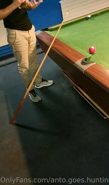 anto goes hunting model picture