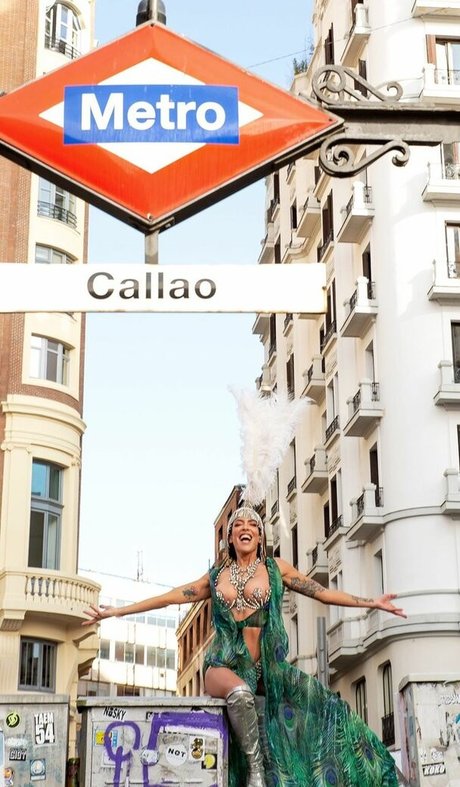 Lorena Castell model art galleries