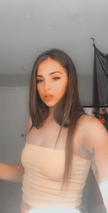 Sofie Reyez star naked picture