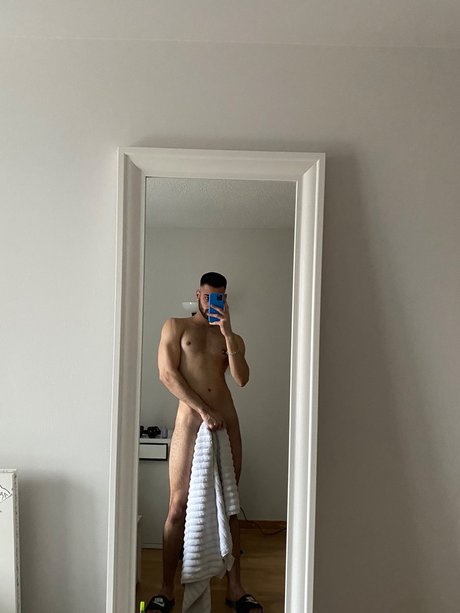 Parshan naked model image