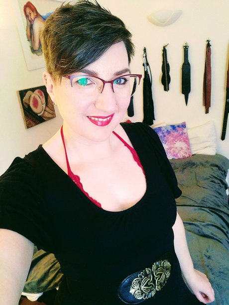 Curvy spanking lover Pandora Blake_ adult model picture