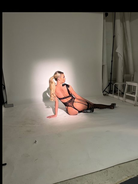 Paige Booth model naked image