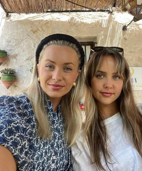 Isla Lorger model high quality pic