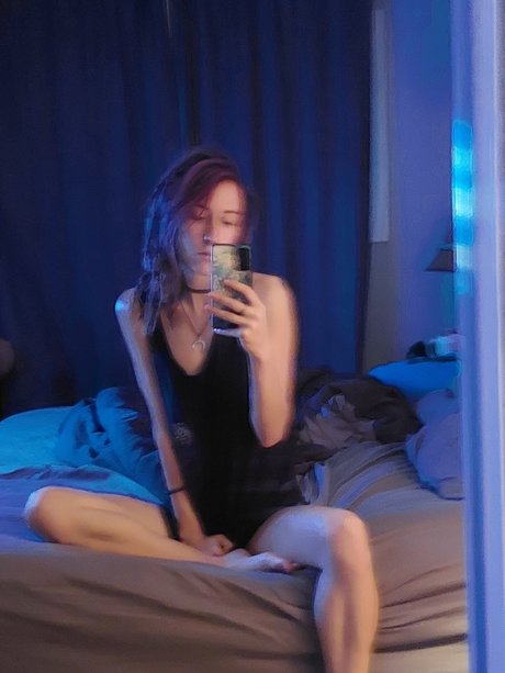 Dominoe hot actress photo