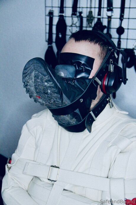 Safe and Bound model hot galleries