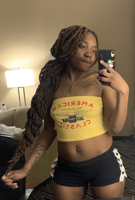 B R A T_ beautiful model image