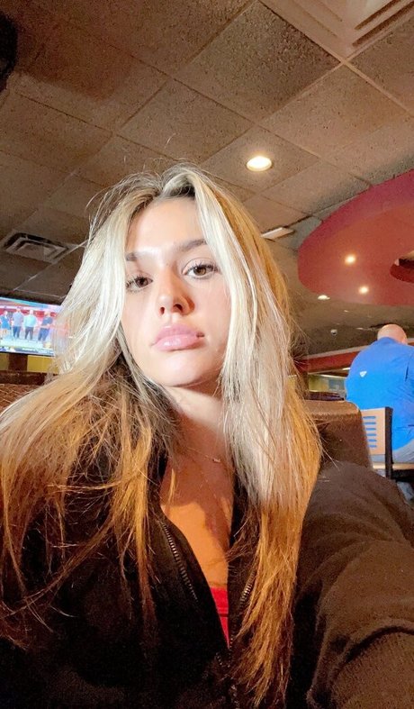 IsaMeccia perfect actress photos