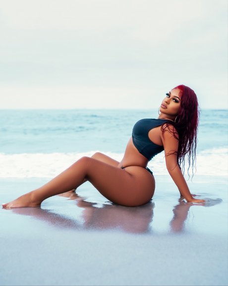 Nya Amanii model sexy img