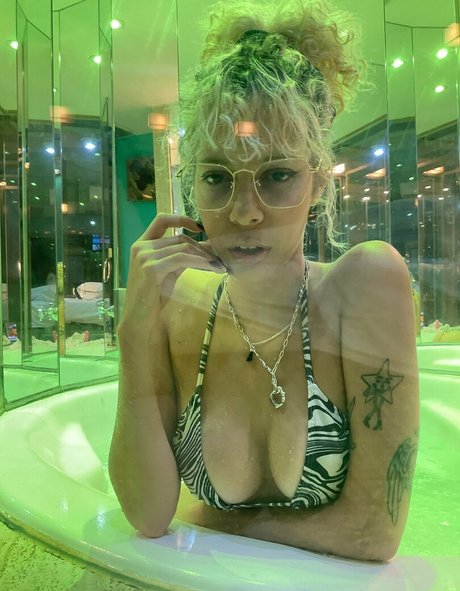 bloompoison model free gallery