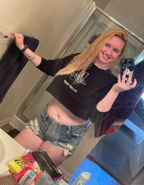 queenhails22 adult model image