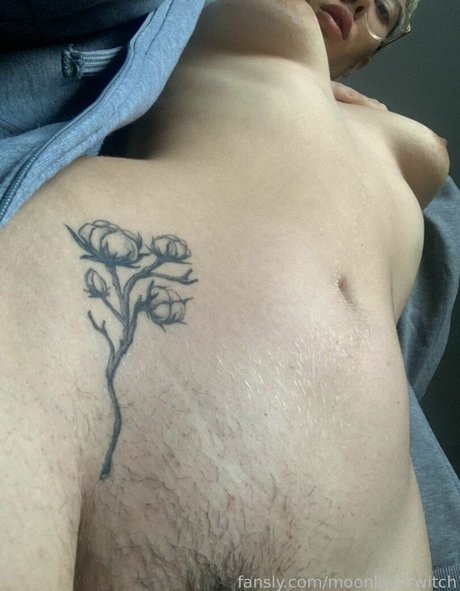 MoonloverWitch erotic model archive