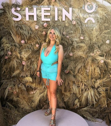 Demi 34JJ model nudes image