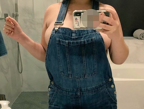 Salacious Peachy actress pictures