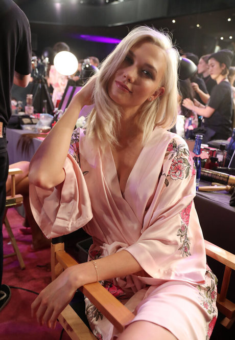 Karlie Kloss sexy star img