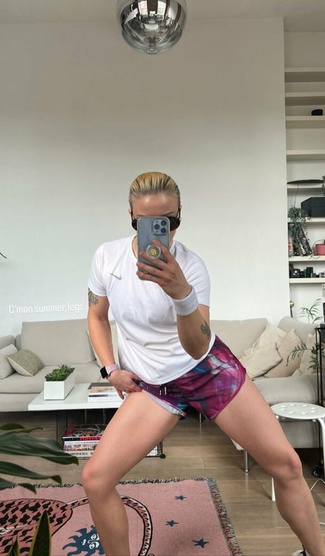 Julia Hardy nice star pic