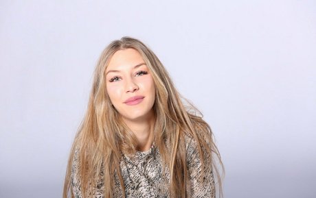 lauragetshigh model high quality pictures