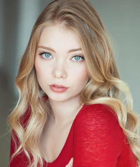 Emilia McCarthy nice actress pics