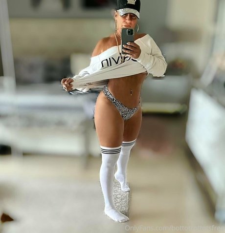 hottotrottotsfree naked model image