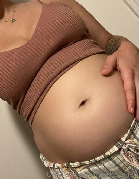 ryliehazefeedee model top image