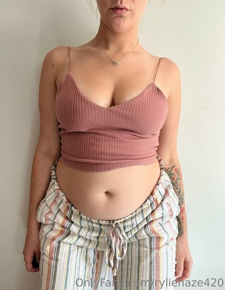 ryliehazefeedee adult star image