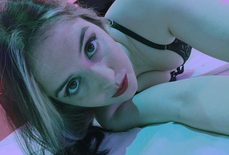 octu pornographic model photo