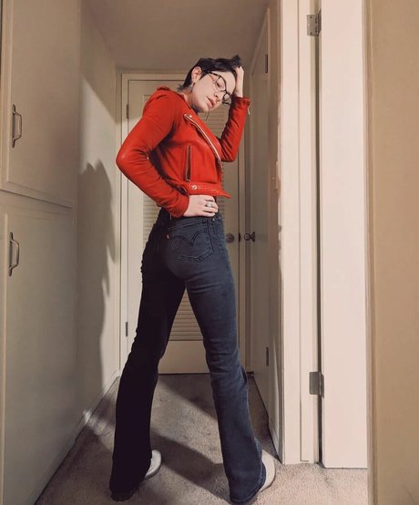 Tybee Diskin model exclusive pic