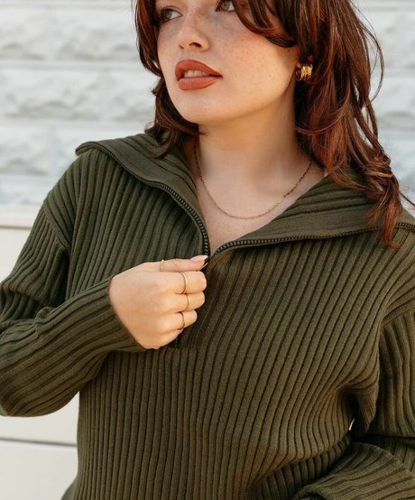 Alondra Larson porn model gallery