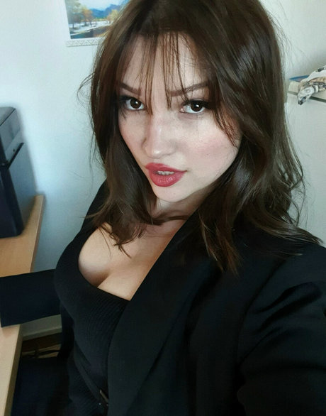 qanqyz45 nude model pics