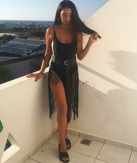 Chloe Reynolds model nude photo