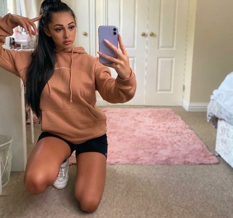 Chloe Reynolds sexy pornstar gallery