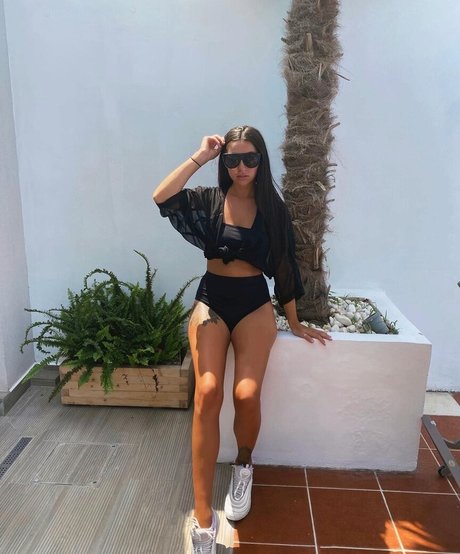 Chloe Reynolds hd actress img