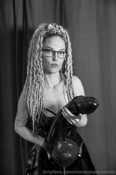 Mistressspankerella star naked pic
