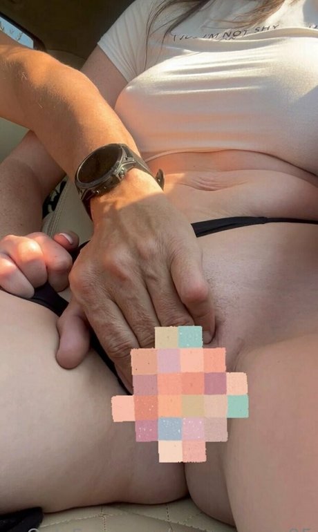 mamamegs95 nude model picture