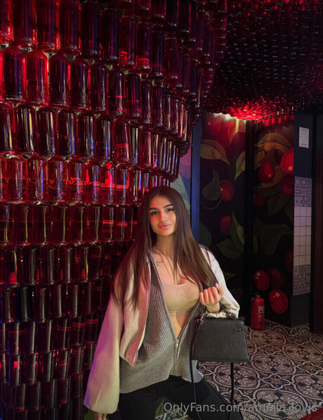 Amelia Lovis naked model pictures