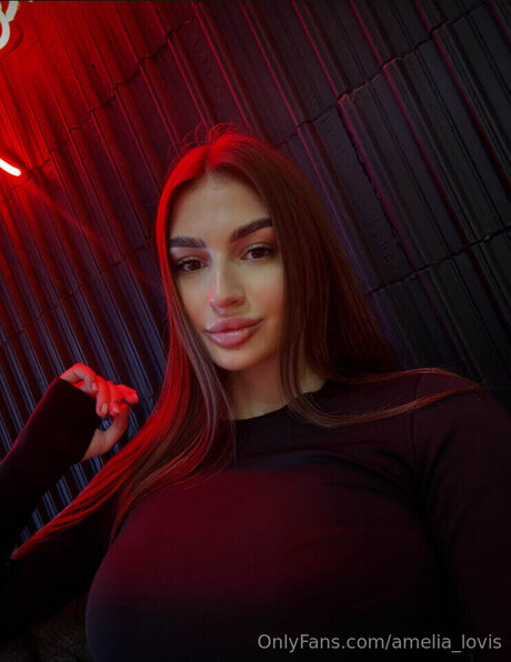 Amelia Lovis hot actress images