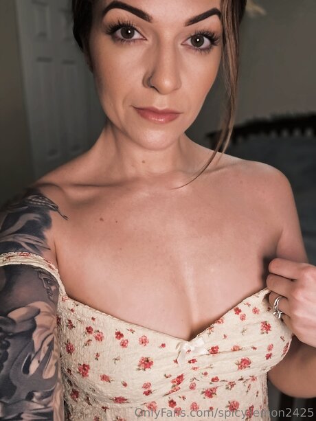 Spicy Lemon2425 model nude images