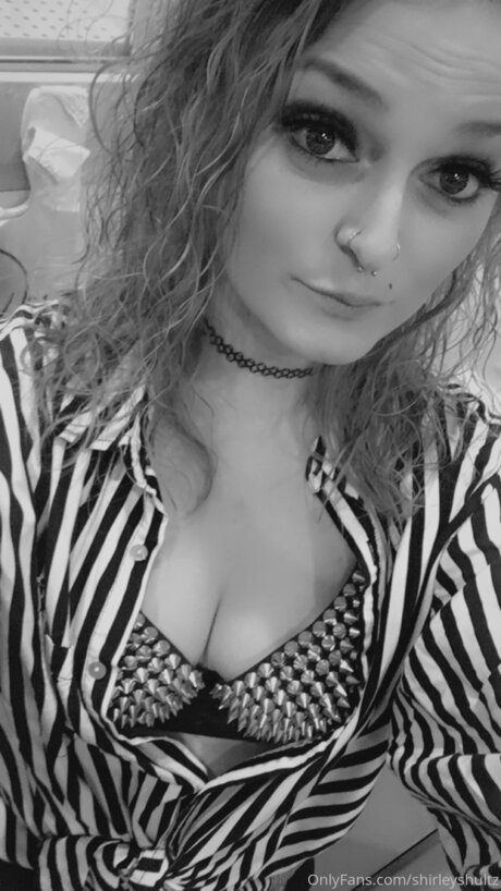 Shirleyshultz model top image