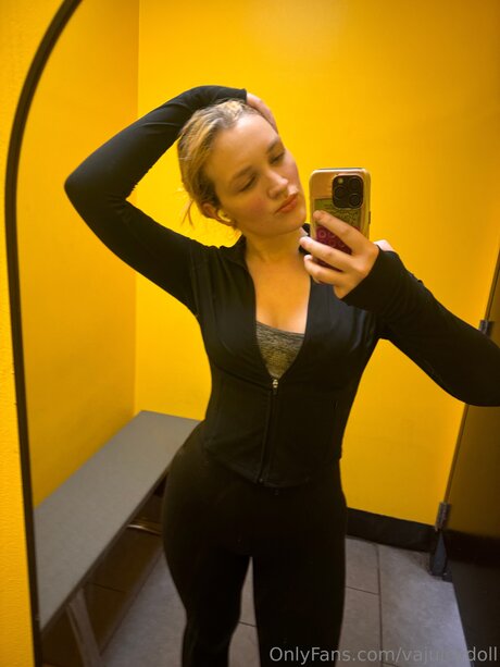 Divadoll1 model top photo