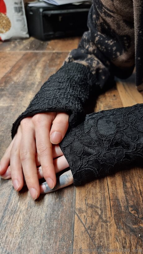 The Feathered One pretty actress picture