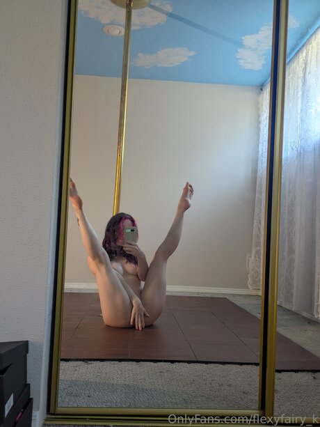 Flexyfairy K model nude picture