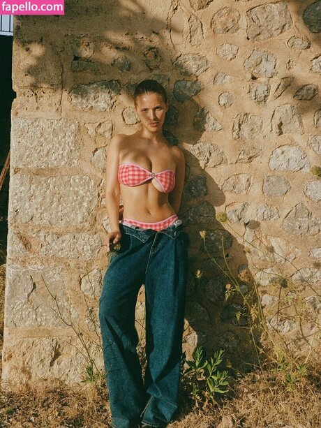 Laura Oganessian model nude pics