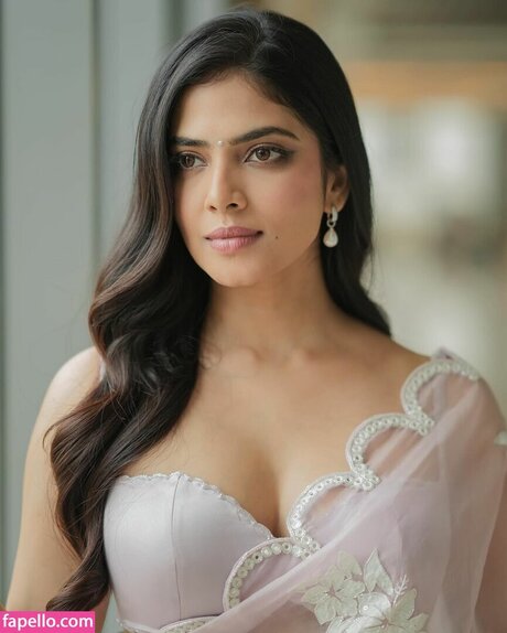 Malavika Mohanan beautiful actress img